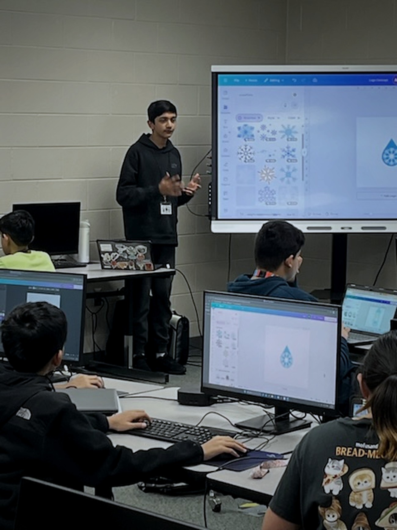 Aariv teaching at the board during a workshop